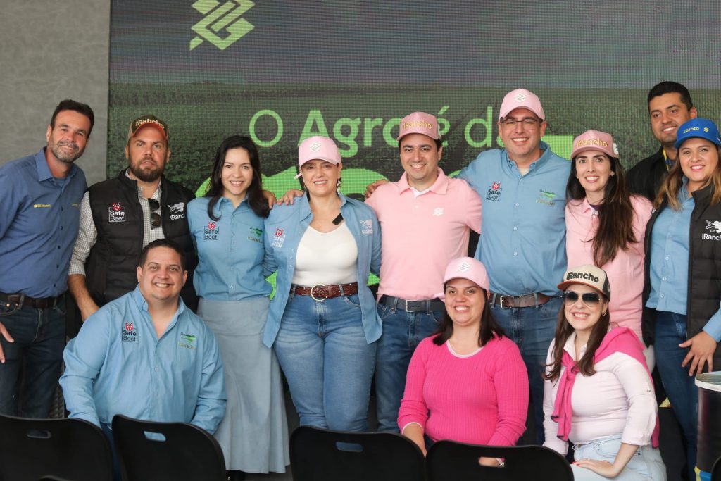 Dirigentes do Banco do Brasil e iRancho em estande da Expointer.